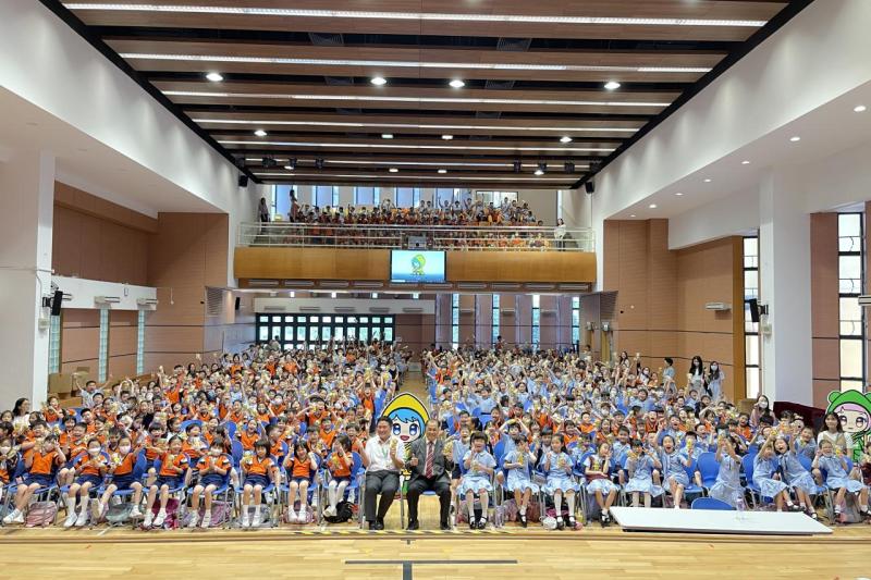  全體同學與LUCE合照