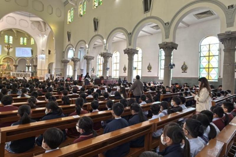 全體師生準備參與感恩祭