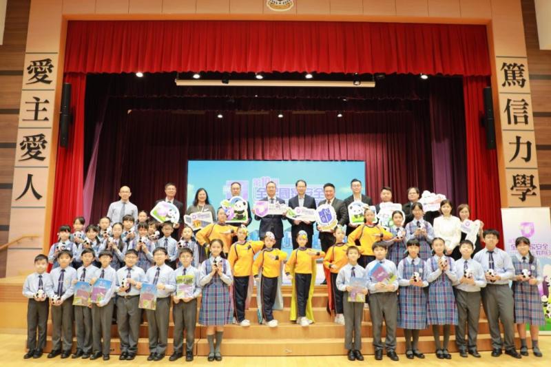 律政司司長林定國先生、維護國家安全委員會秘書長區志光先生等嘉賓到校參與變臉表演