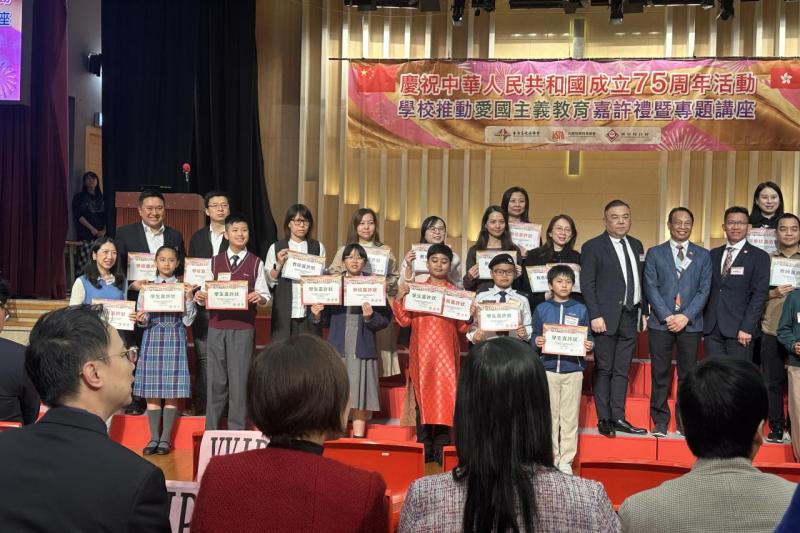 曾智昌校長和6B陳心妤代表佐敦谷聖若瑟天主教小學領取嘉許狀