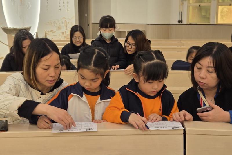 家長與子女努力參與遊戲