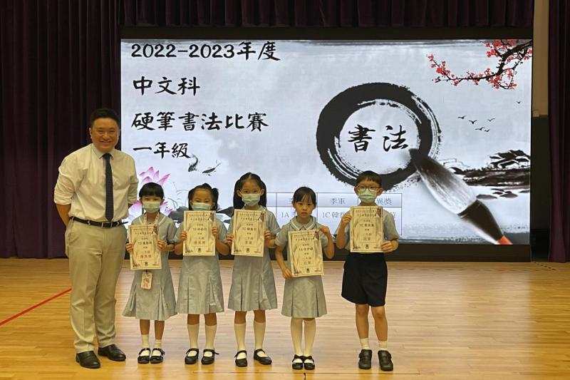 曾校長與得獎同學合照